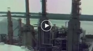 Нафтовий резервуар вибухає після удару блискавки в Лейк-Чарльз, штат Луїзіана