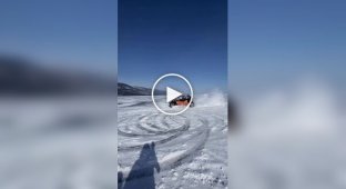 На багги по Байкалу: экстремалы устроили заезд по замерзшему озеру