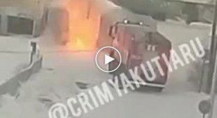 Российские пожарные пытаются потушить гараж