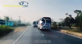Шалені індійські водії автобусів