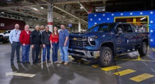 Владелец пикапа Chevrolet с пробегом миллион миль купил новый той же модели (2 фото)