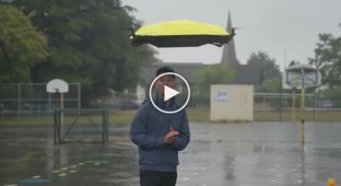 Канадець створив літаючий робо-парасольку