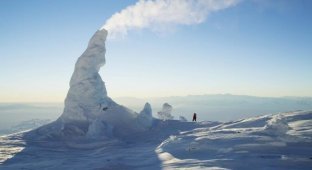 Ледяные башни и пещеры вулкана Эребус (14 фото)