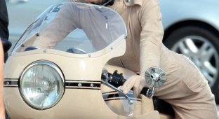 Keira Knightley на мотоцикле (6 фотографий)