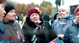 Жительница Донецка на фоне флага ДНР обратилась к матерям Украины и высказала своё мнение