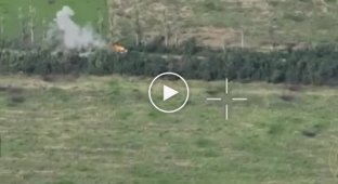 Drone kamikaze strikes a tank that ran at full speed and not only