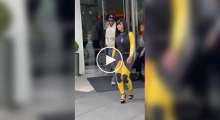 Карди Би проиграла в битве с роботом, для которого решила исполнить сексуальный танец