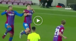 Игрок Барселоны Рональдо Араухо рухнул на поле без сознания