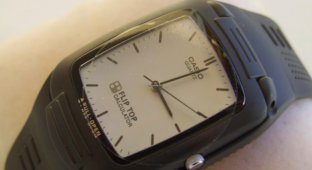 This Casio watch has a double bottom! Lift the dial and the clock turns into...⁠⁠ (3 photos)