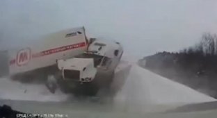 Момент массового ДТП с грузовиками в России (6 фото + 2 видео)