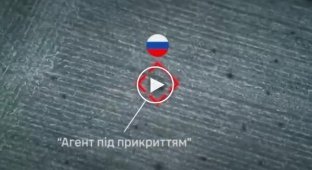 Оператор дрона двумя сбросами уничтожает оккупанта, который ползет по полю, спрятавшись под плащом-невидимкой