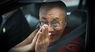 Все лица Далай-ламы: духовный лидер, политик, изгнанник (21 фото)