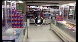 Глупый подросток в супермаркете