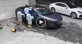 Роботы моют машину жителя Китая