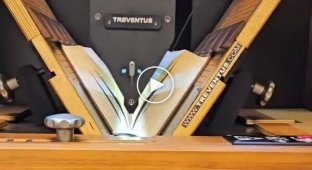 Robo scanner for digitizing books