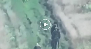 Двое оккупантов проходят мимо своего раненого товарища, который на четвереньках ползет им навстречу