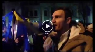 Виталий Кличко успокаивает митингующих на майдане