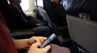 Авиакомпании объяснили, почему нельзя самостоятельно искать упавший в самолете телефон (3 фото)