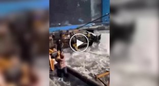 Огромный резервуар с водой лопнул и затопил съемочную площадку в Индии