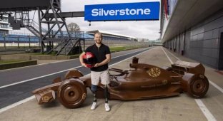 KitKat сделала болид Формулы-1 из шоколада в натуральную величину (1 фото)