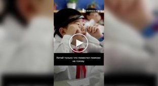 Китайских школьников обязали носить повязки, которые отслеживают, кто из детей халтурит