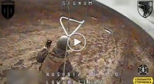 A kamikaze drone attacks a disarmed Russian with a phone in his hands