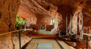 An American blew up a huge stone and made a cool house in it (5 photos)