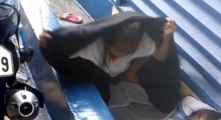 Бездомная девочка делает уроки под дождем, чтобы стать лучшей ученицей (4 фото + 1 видео)
