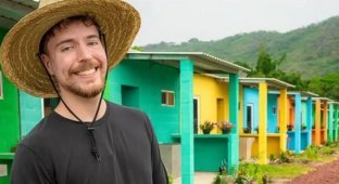 “We help people”: blogger built 100 houses and distributed them to needy families (3 photos + 1 video)