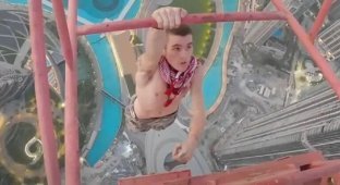 Extreme rock climber climbs a tall crane in Dubai disguised as a worker (5 photos + 1 video)
