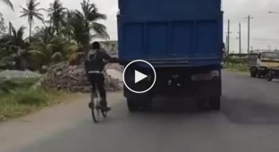 На велосипеде зацепом - видео с ожидаемым финалом