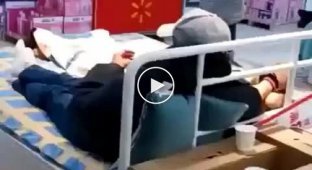 В Китае посетителей супермаркета заперли на карантин прямо во время шоппинга