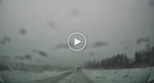 An accident with three cars on a snow-covered highway near Magadan (mat)