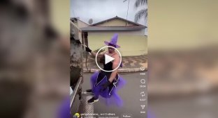 Бразильский мусорщик на Хэллоуин вышел на улицу в костюме ведьмы