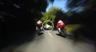 Экстремальная гонка на мотоциклах от первого лица