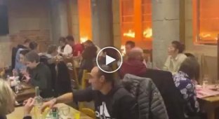 A video of “French dinner at the burning barricades” is gaining popularity on social networks