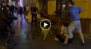 Мужчина набросился на патрульных в центре Львова