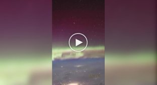 Астронавт NASA снял космический «поезд» из спутников Starlink на фоне полярного сияния