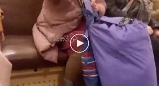 Путинская бабка напала на зумершу за стебную футболку «peace» в московском метро