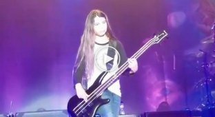 12-летний сын басиста группы Metallica Роберта Трухильо Тай выступил с группой Korn