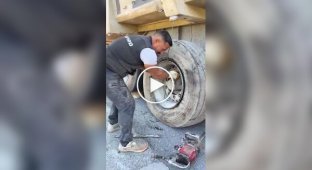 Заменил грузовую шину на обочине