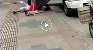 Полицейский сбил с ног буйную мать с ребенком