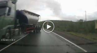 В Мурманской области прицеп грузовика смял встречную легковушку