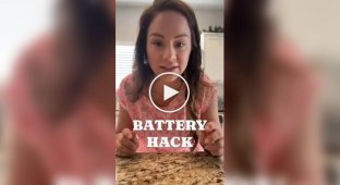 A girl showed how to easily check the battery charge