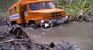 Радиоуправляемые машины Урал и Камаз гоняют по грязи и бездорожью
