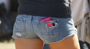 Не советую носить свой телефон в заднем кармане (11 фото)