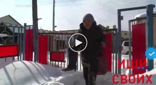 В Якутске люди взбираются по лестницам в свои квартиры из-за подтоплений