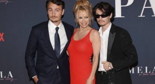 Pamela Anderson stepped out in a red dress at the premiere of a documentary about herself (6 photos)