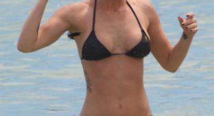 Megan Fox на пляже (7 фотографий)