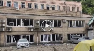 Огромнейшая воронка в центре Одессы и разрушения после прилета Оникса